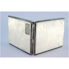 Mattes silbernes Zigarettenetui mit Randeinfassung, goldener Innenausstattung und Scharnierdeckel