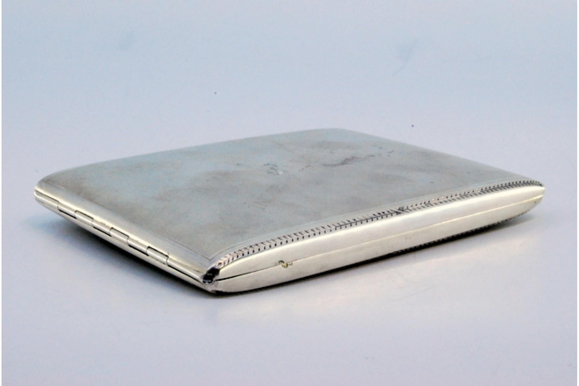 Matte silver cigarette case w/ borders on the edge, gold interior & hinged lid In Good Condition For Sale In Porto, PT