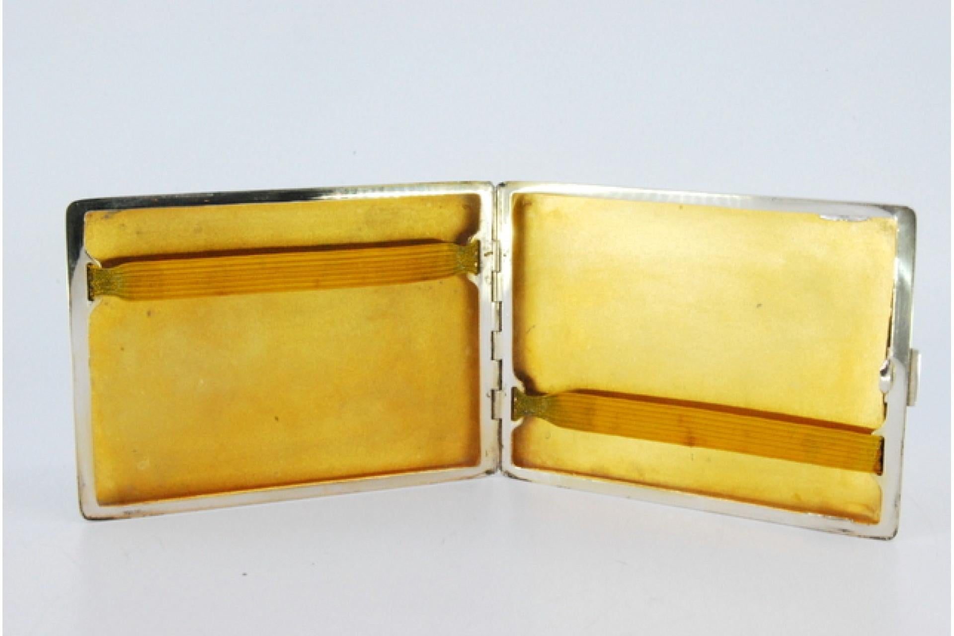 Matte silver cigarette case w/ borders on the edge, gold interior & hinged lid For Sale 1