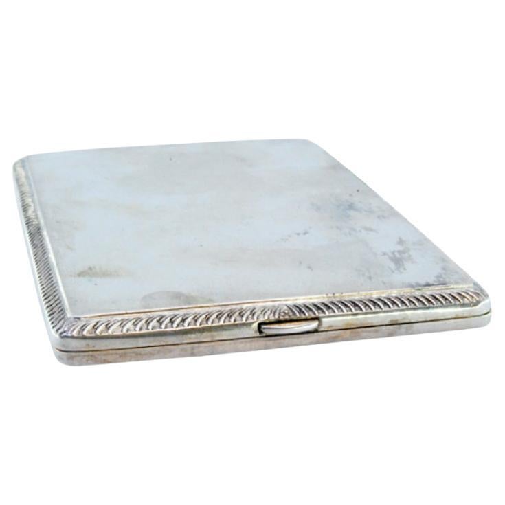 Matte silver cigarette case w/ borders on the edge, gold interior 
hinged lid For Sale