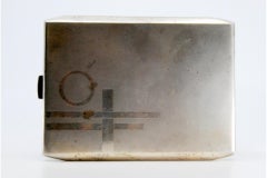 Matte silver cigarette case w/ gold interior & overlapping bands w/ hinged lid