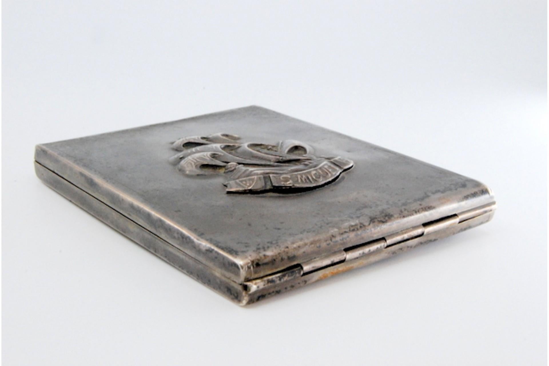 Matte silver cigarette case w/ the caravel S Miguel in high relief & hinged lid For Sale 4