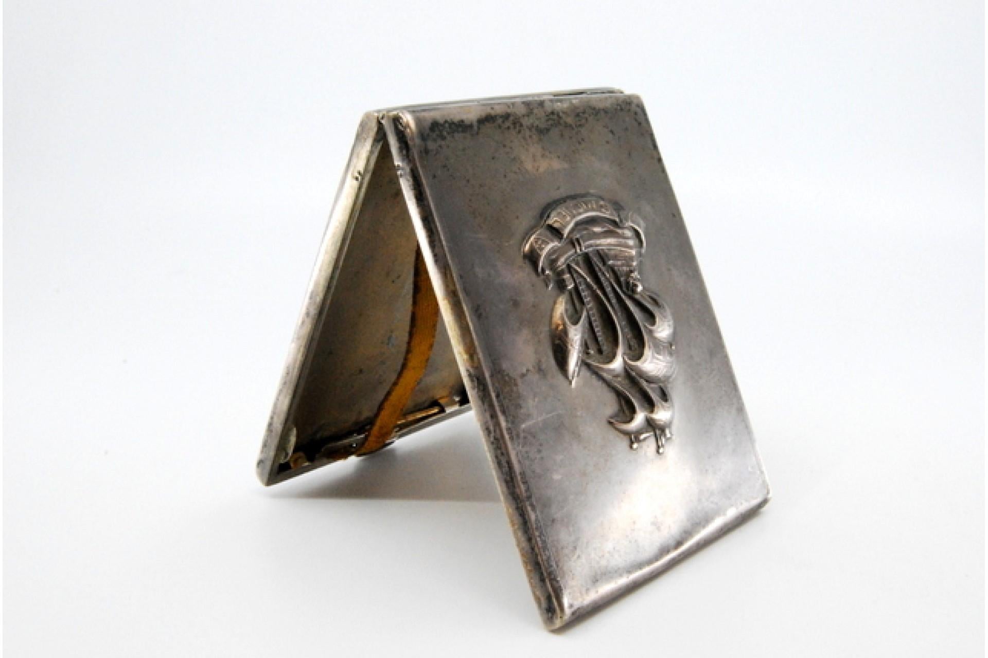 Description: Matte silver cigarette case with the caravel S. Miguel in high relief and hinged lid. Metal: Silver. Origin: Portuguese. Brand: Lisbon Eagle Head. Weight: 96.01 grams. Dimensions: 10x1cm. Content: 835/1000. Assay Mark: Yes, between 1938