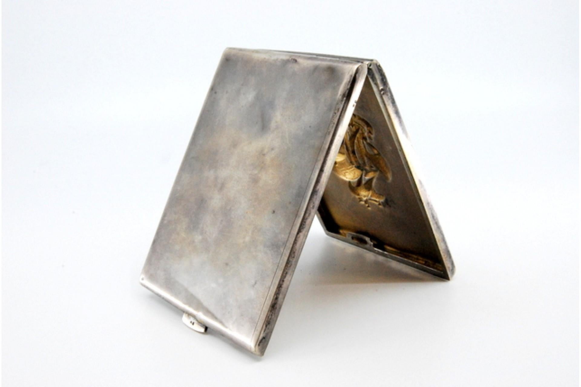 Matte silver cigarette case w/ the caravel S Miguel in high relief & hinged lid In Good Condition For Sale In Porto, PT