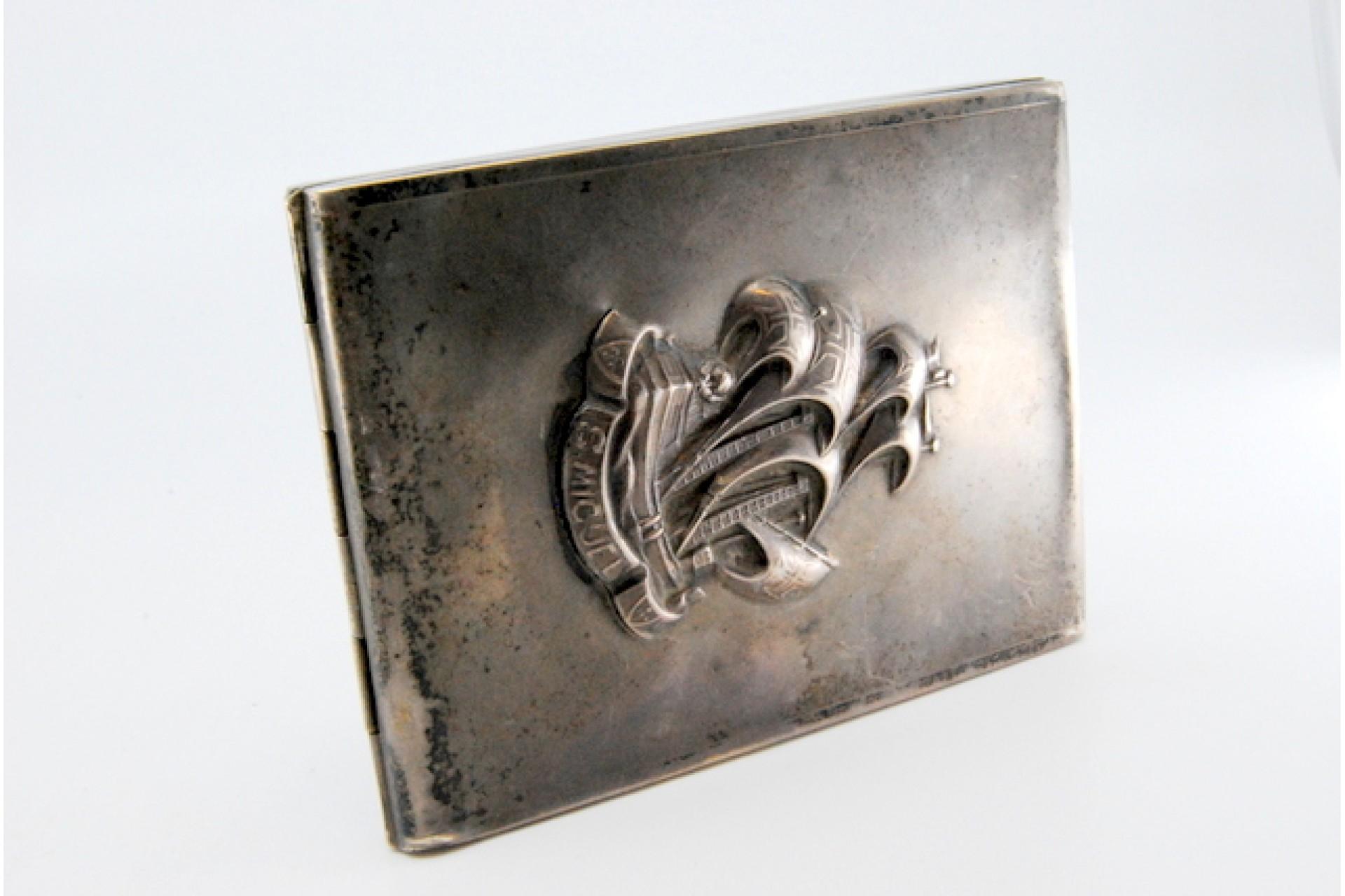 Matte silver cigarette case w/ the caravel S Miguel in high relief & hinged lid For Sale 2