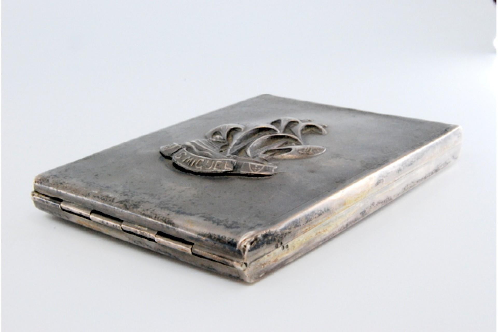 Matte silver cigarette case w/ the caravel S Miguel in high relief & hinged lid For Sale 3