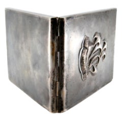 Matte silver cigarette case w/ the caravel S Miguel in high relief 
hinged lid