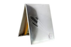 Pitillera de plata mate con un ribete en el borde y una tarjeta con monograma