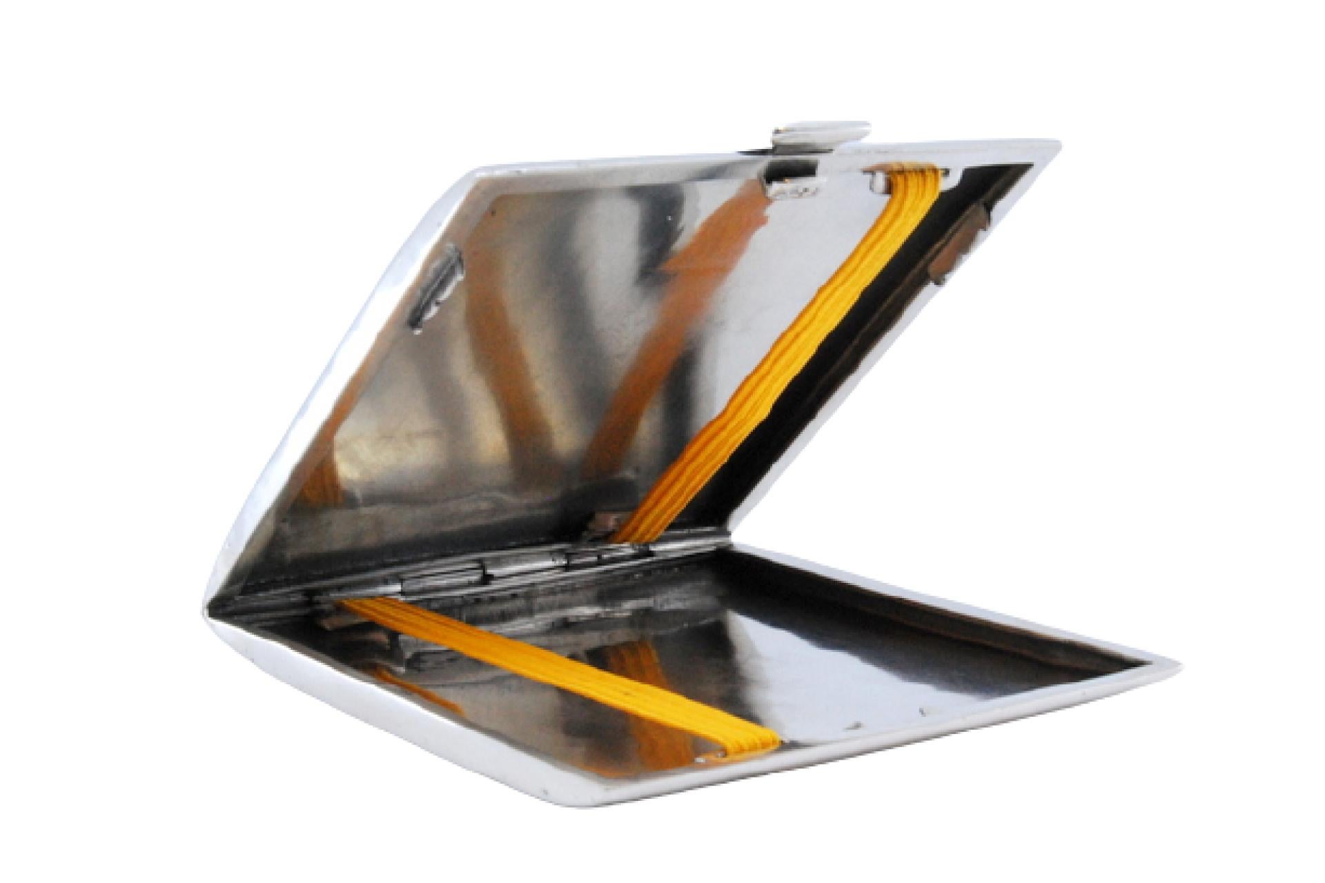 Description: Matte silver cigarette case with grooves on the edge and hinged lid. Metal: Silver. Origin: European. Brand: BC. Weight: 98.67 grams. Dimensions: 9x7.7cm. Content: 900/1000. Assay Mark: Absent. Additional information: Signs of use.