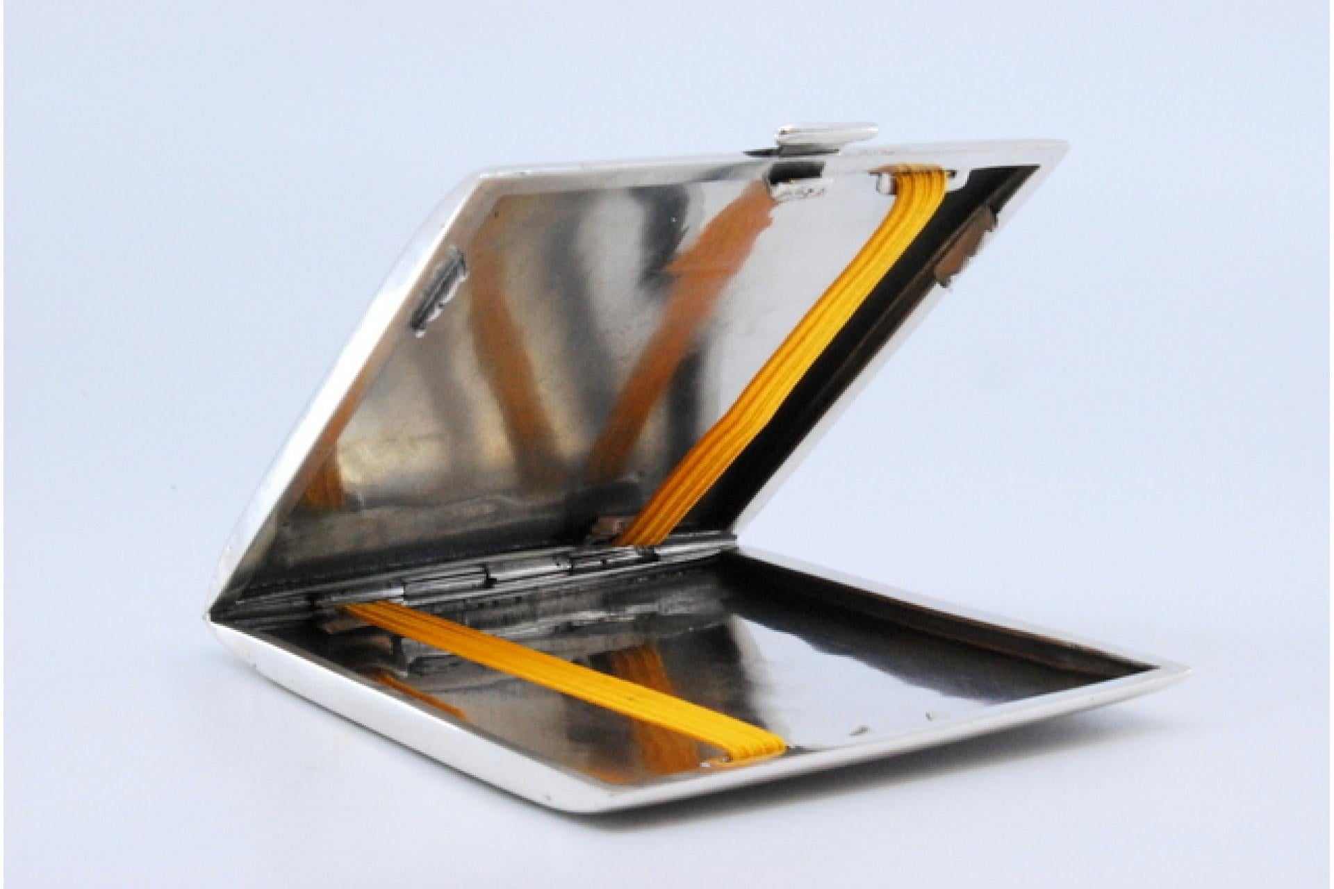 Matte silver cigarette case with borders on the edge and hinged lid In Good Condition For Sale In Porto, PT