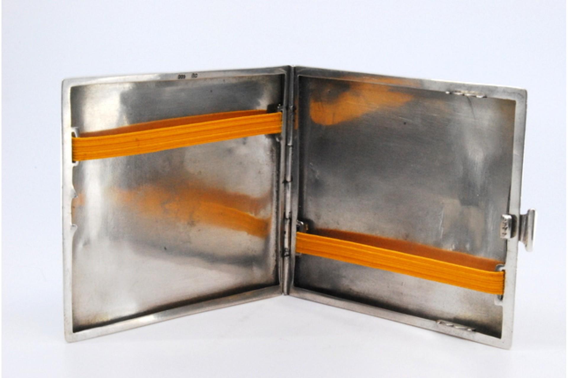 Silver Matte silver cigarette case with borders on the edge and hinged lid For Sale