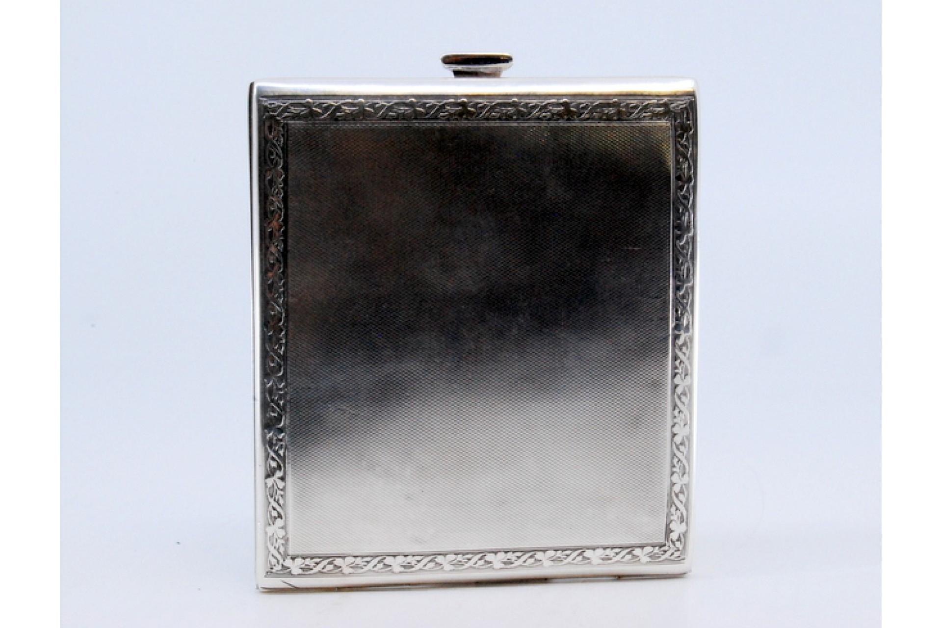 Matte silver cigarette case with borders on the edge and hinged lid For Sale 1