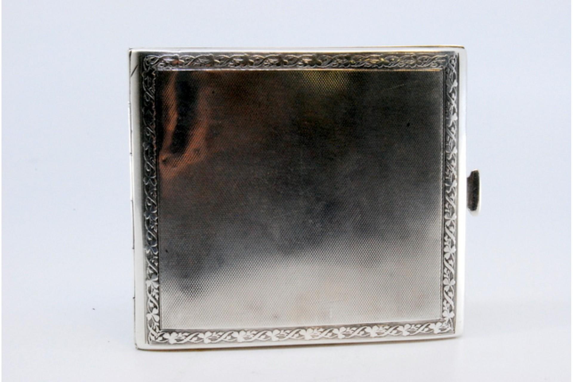 Matte silver cigarette case with borders on the edge and hinged lid For Sale 2