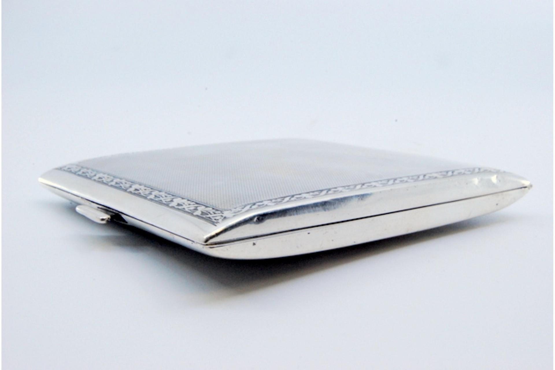 Matte silver cigarette case with borders on the edge and hinged lid For Sale 3