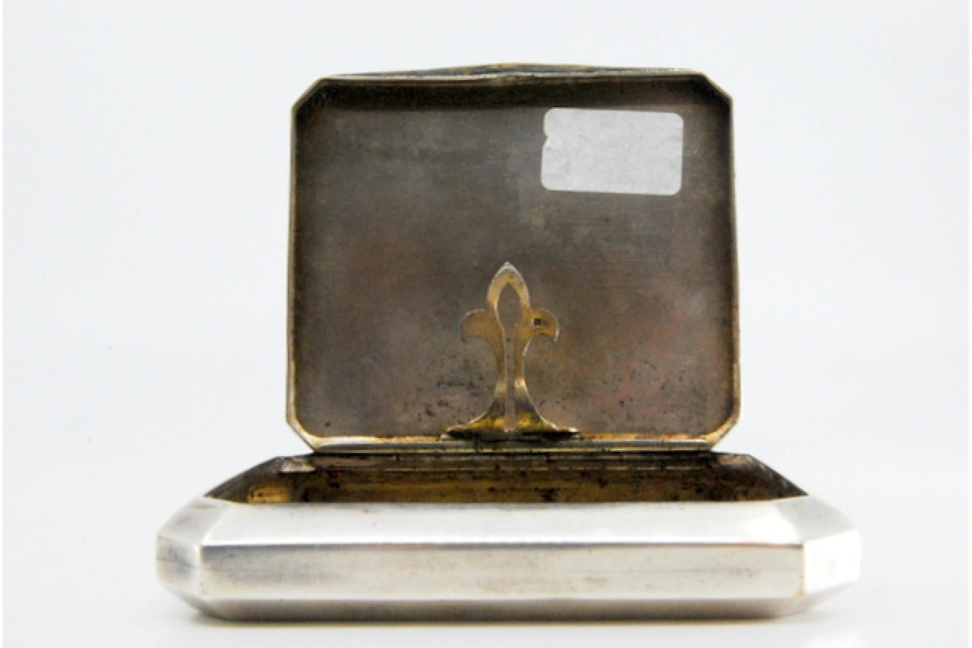 Matte silver cigarette case with cut corners, paper holder and hinged lid In Good Condition For Sale In Porto, PT