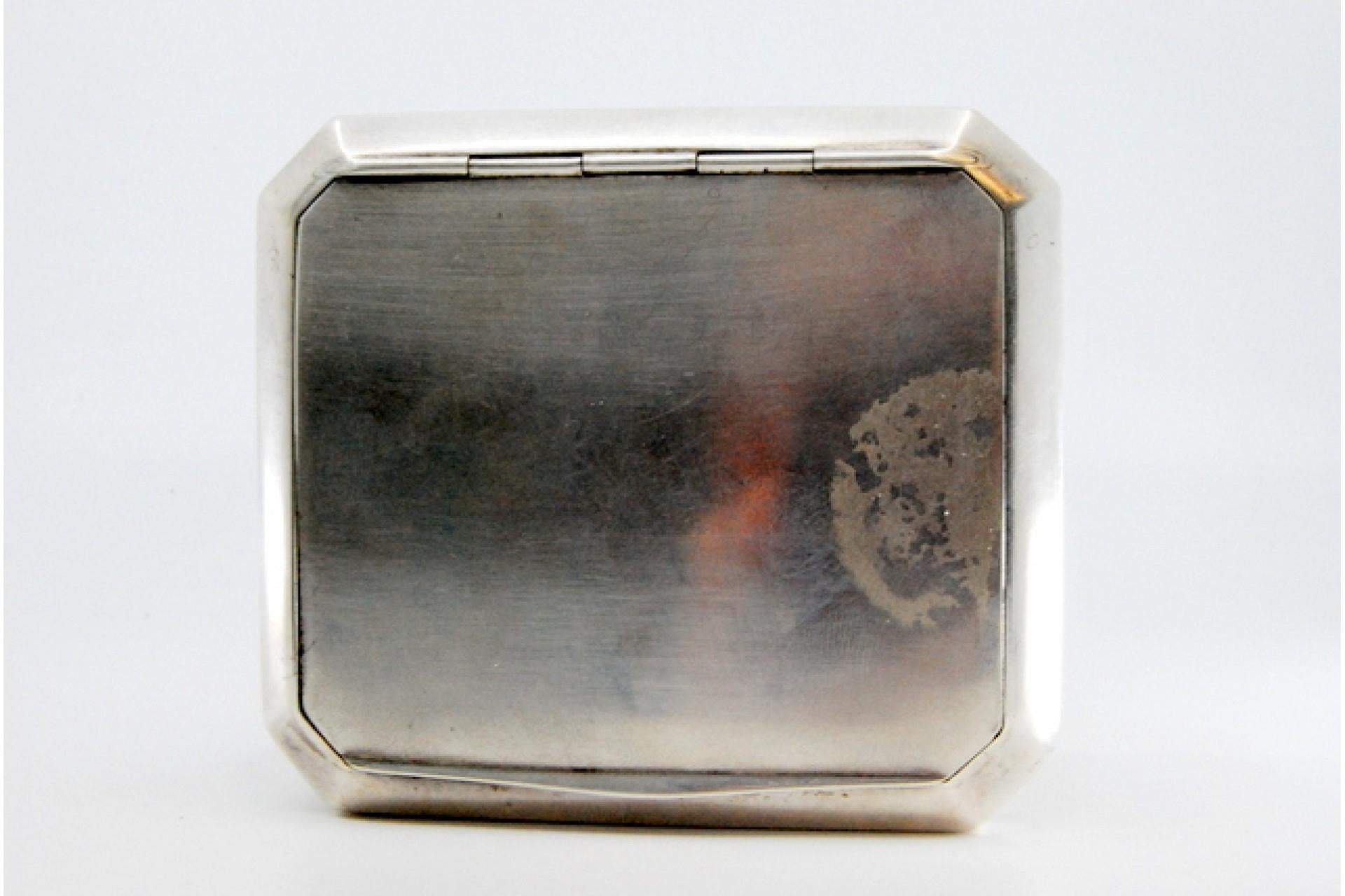 Silver Matte silver cigarette case with cut corners, paper holder and hinged lid For Sale