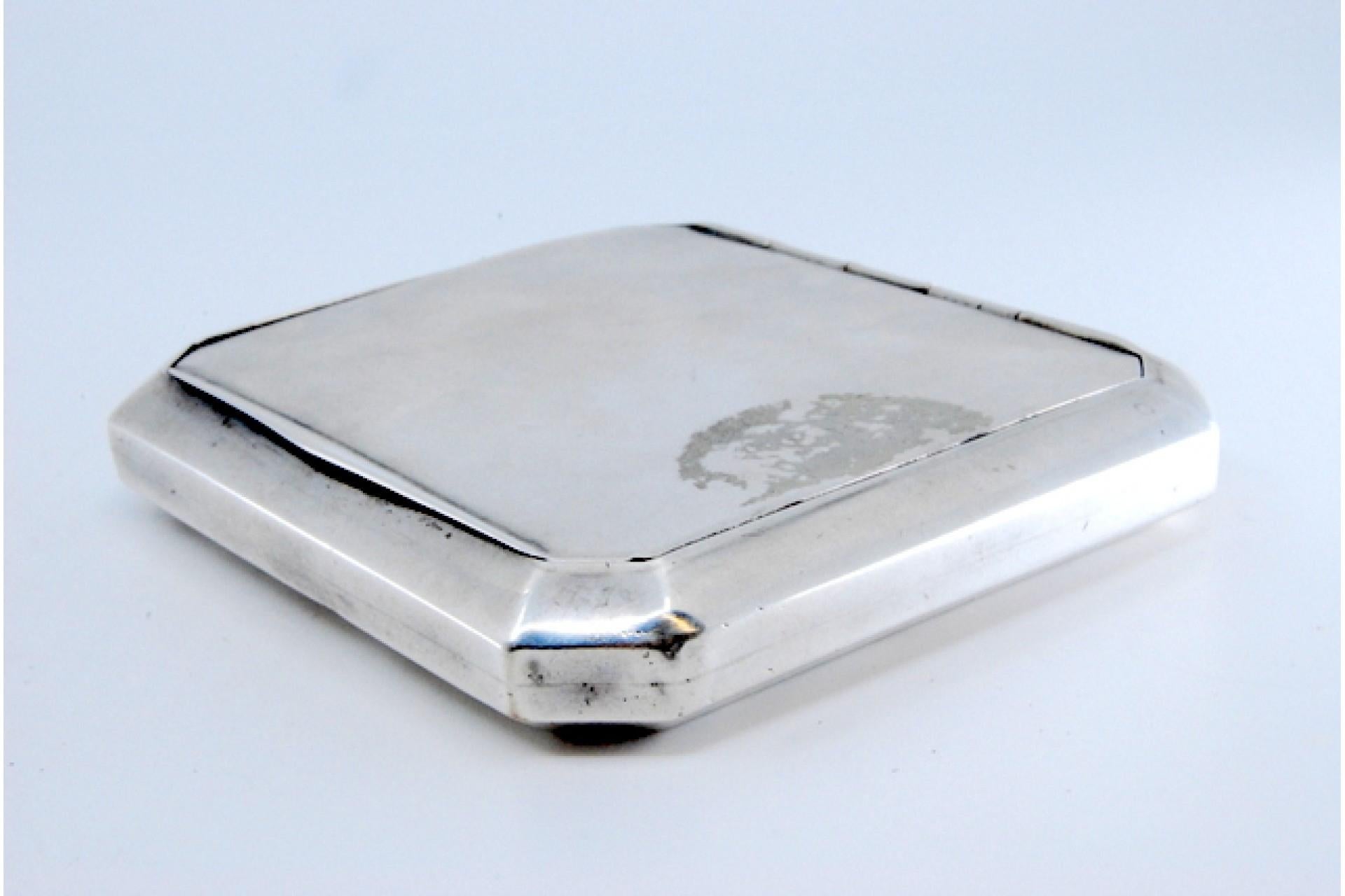 Matte silver cigarette case with cut corners, paper holder and hinged lid For Sale 1