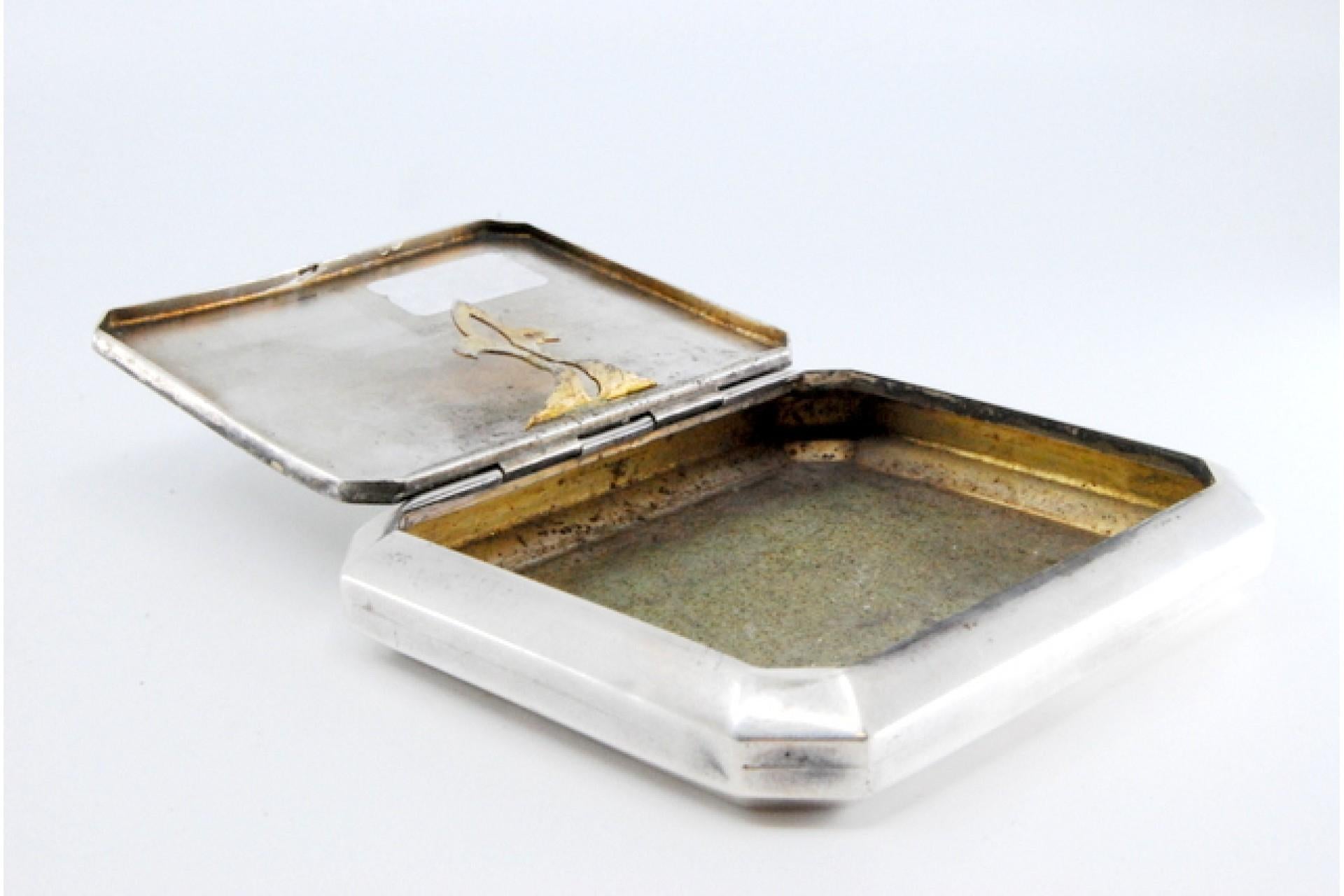 Matte silver cigarette case with cut corners, paper holder and hinged lid For Sale 2