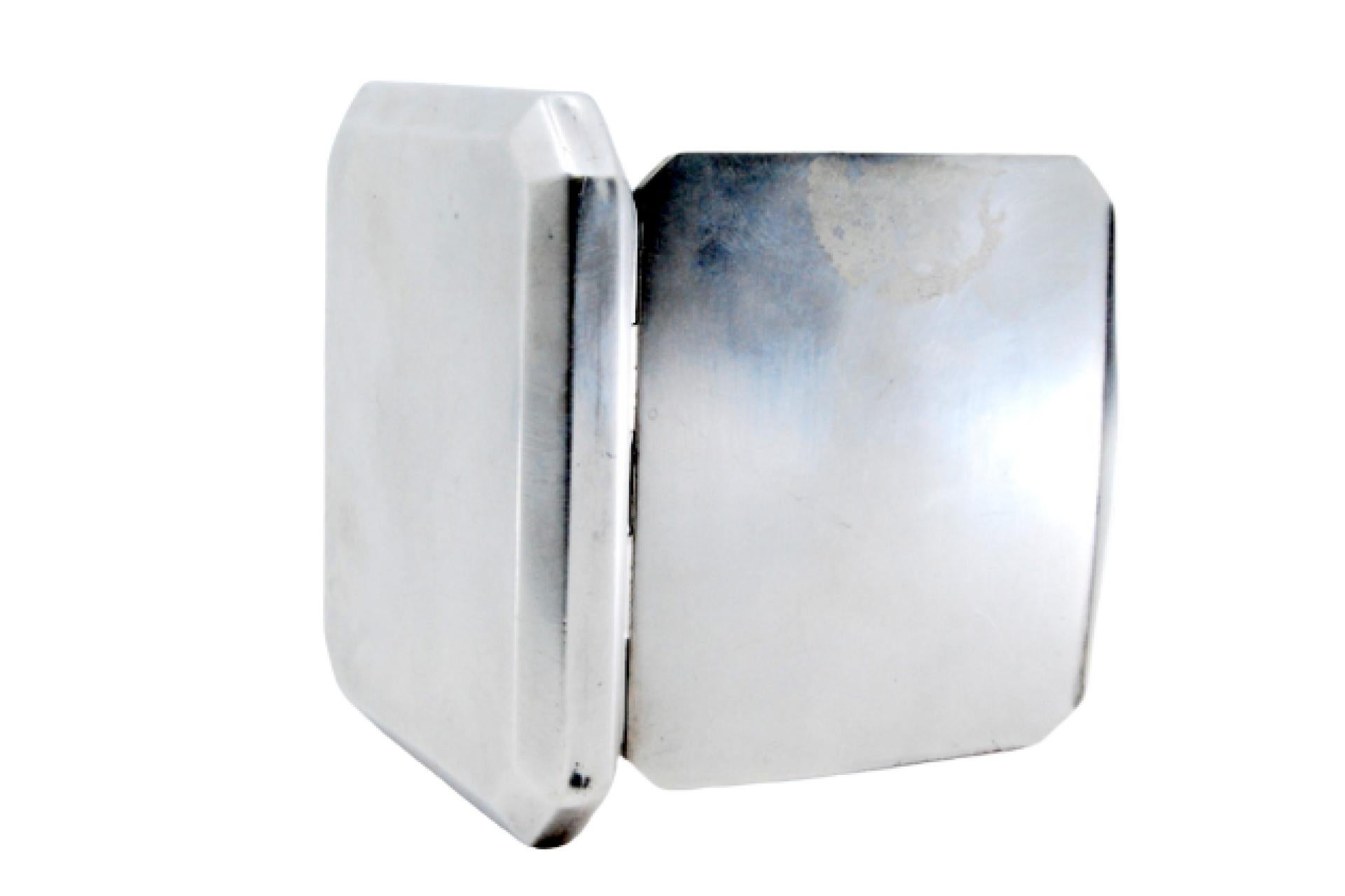 Matte silver cigarette case with cut corners, paper holder and hinged lid For Sale 3