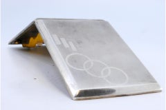 Portasigarette in argento opaco con figure geometriche, interni dorati e coperchio a cerniera