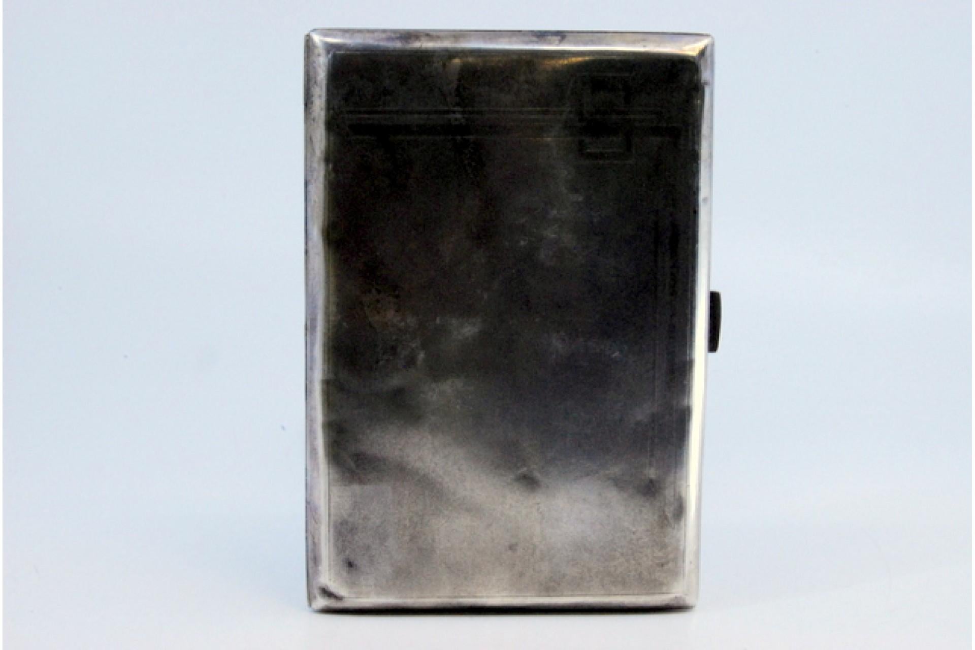 Matte silver cigarette case with geometric lines on the hinged lid In Good Condition For Sale In Porto, PT
