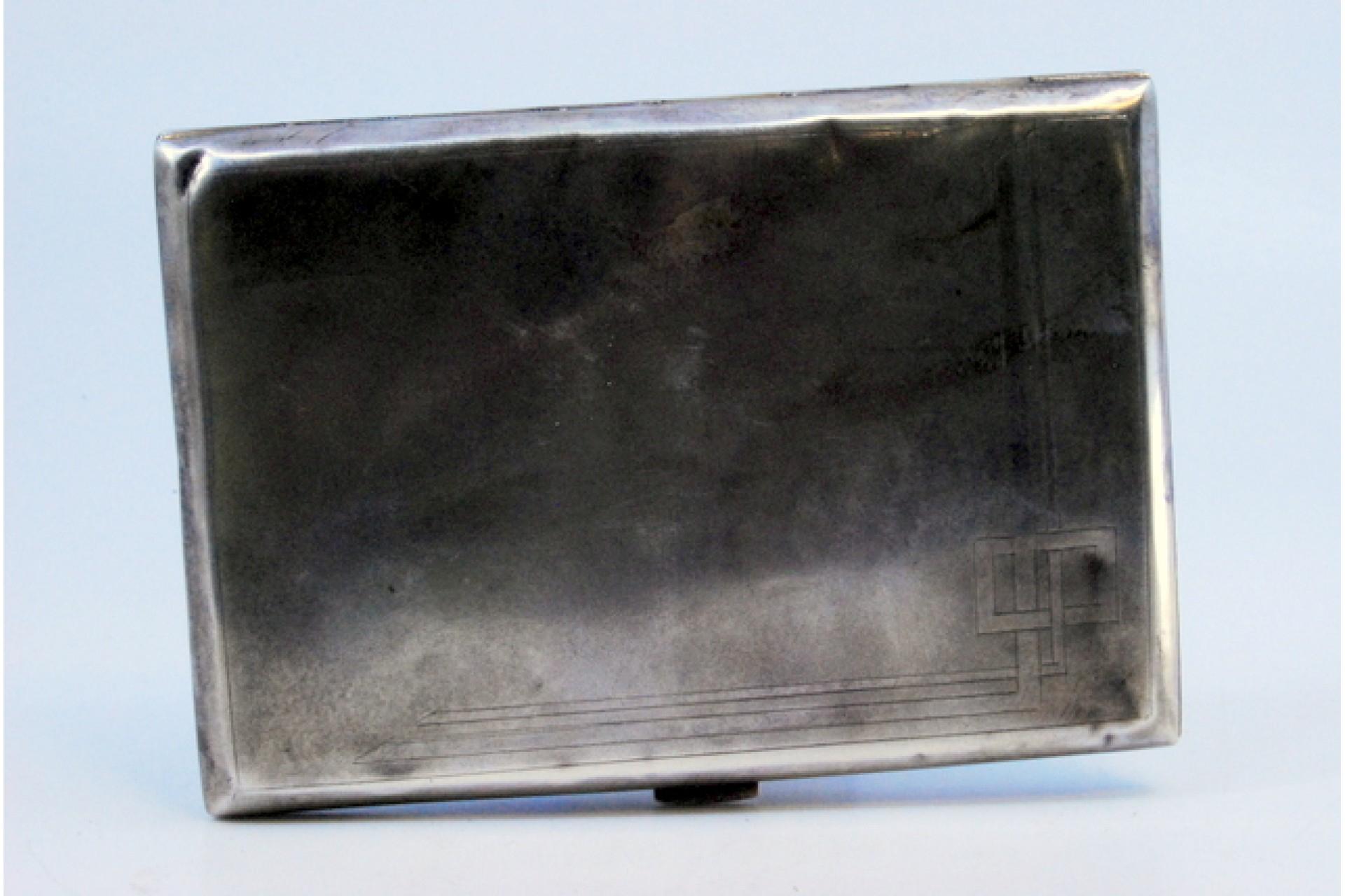20th Century Matte silver cigarette case with geometric lines on the hinged lid For Sale