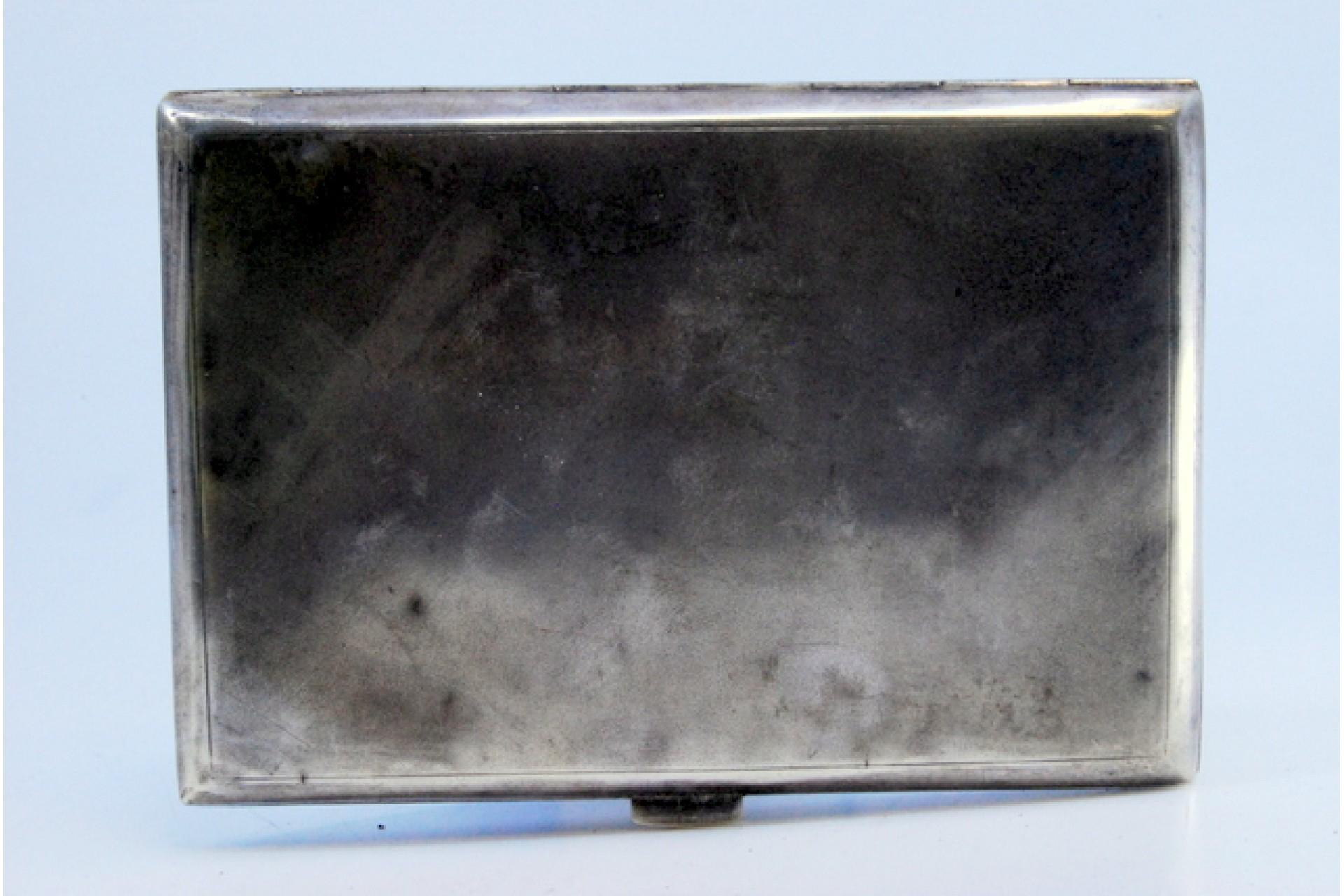 Silver Matte silver cigarette case with geometric lines on the hinged lid For Sale