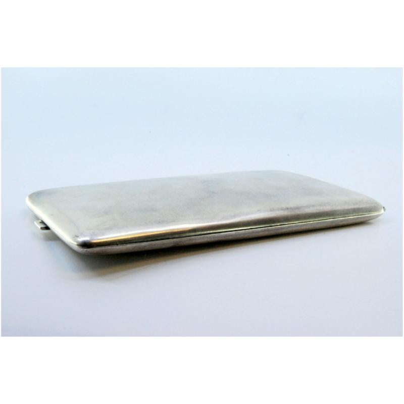 Description : Etui à cigarettes en argent mat avec intérieur doré et couvercle à charnière. Métal : Argent. Origine : Portugais. Marque : javali II Titre. Poids : 132,45 grammes. Dimensions : 14x8cm. Contenu : 833/1000. Marque de contrôle : Oui,