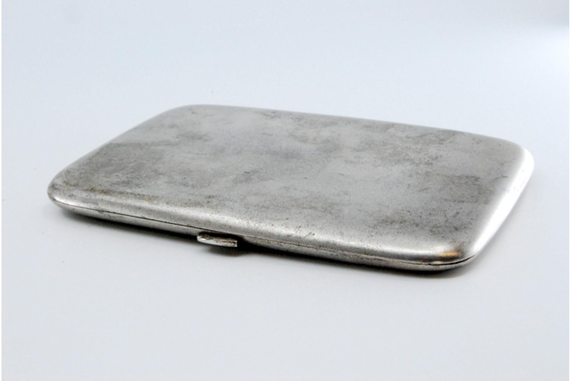 Matte silver cigarette case with gold interior and hinged lid (Europäisch) im Angebot
