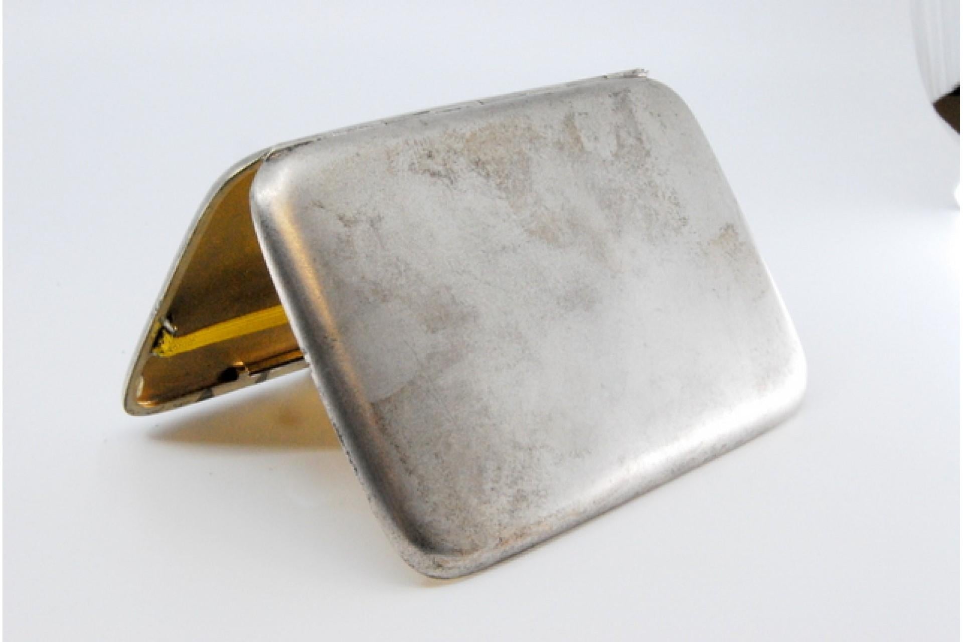 Matte silver cigarette case with gold interior and hinged lid im Zustand „Gut“ im Angebot in Porto, PT