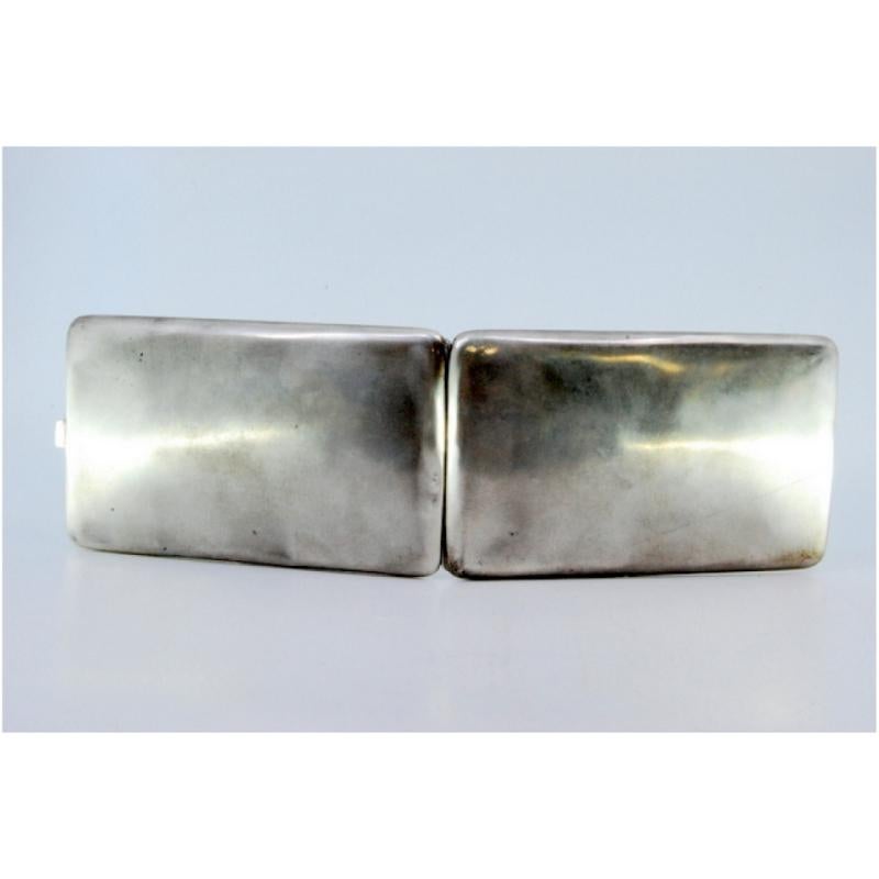 XIXe siècle Matte silver cigarette case with gold interior and hinged lid en vente