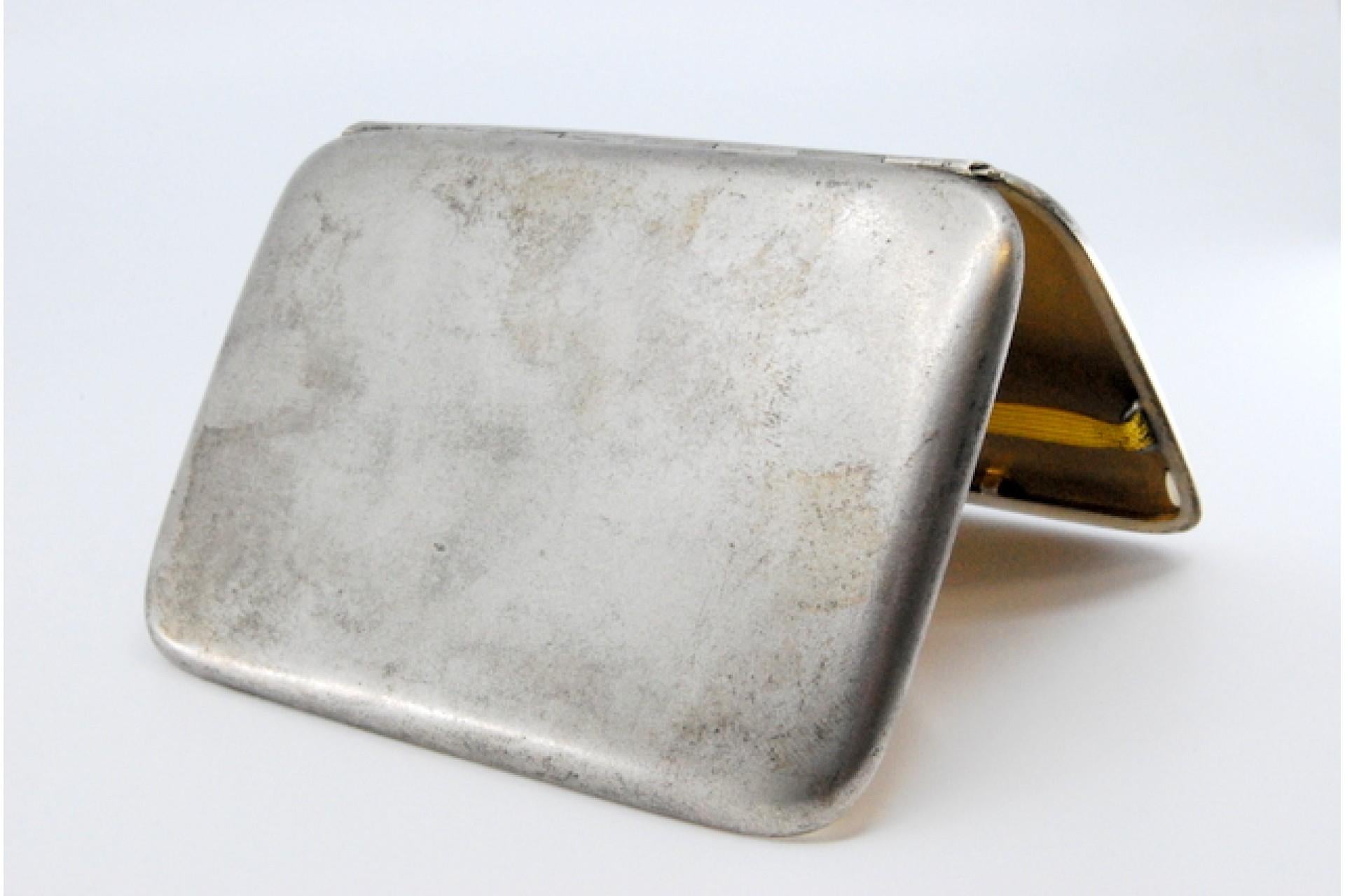 Matte silver cigarette case with gold interior and hinged lid (19. Jahrhundert) im Angebot