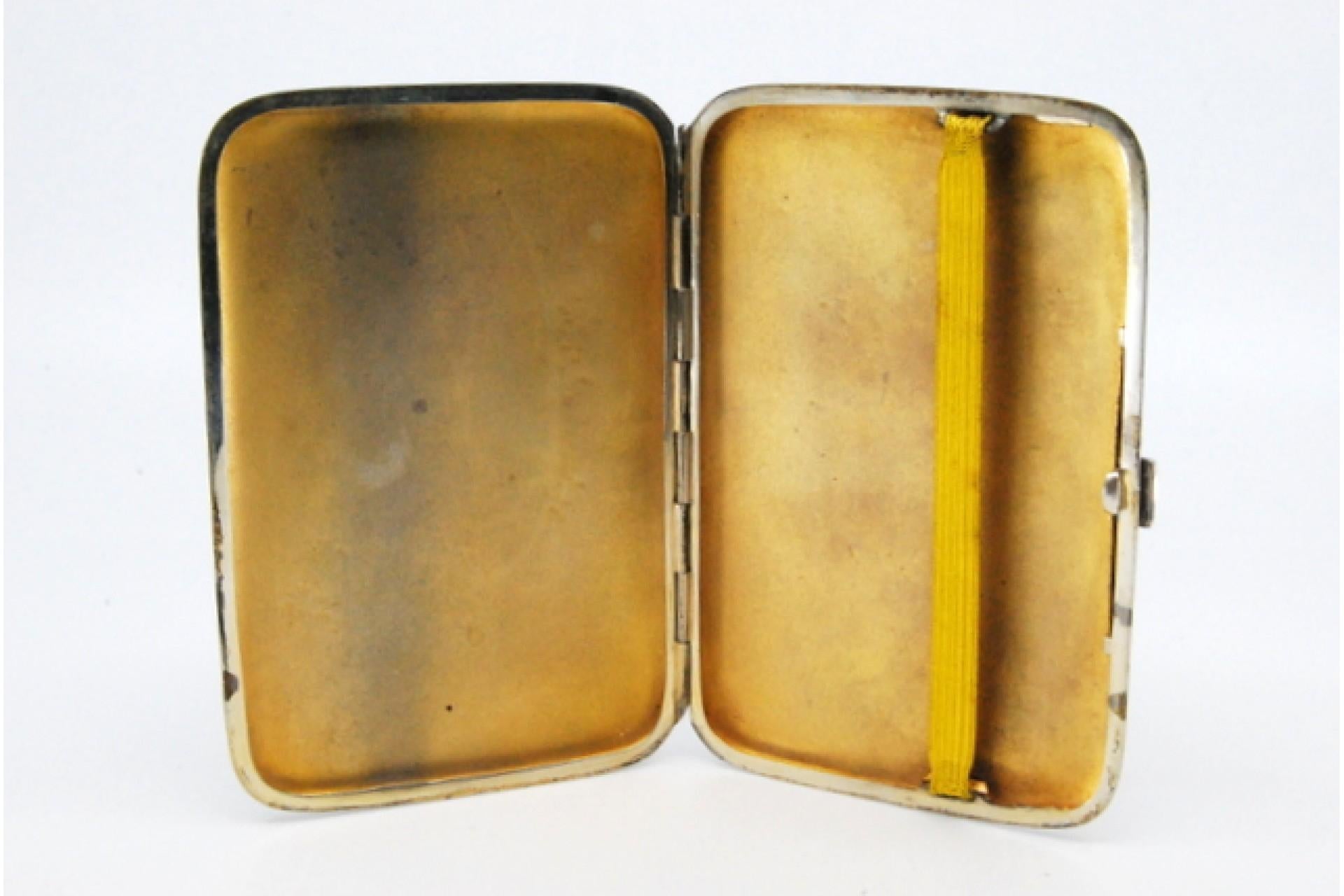 Matte silver cigarette case with gold interior and hinged lid (Silber) im Angebot