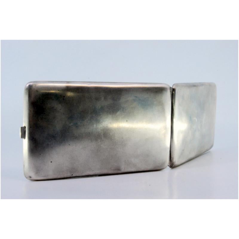 Matte silver cigarette case with gold interior and hinged lid en vente 1