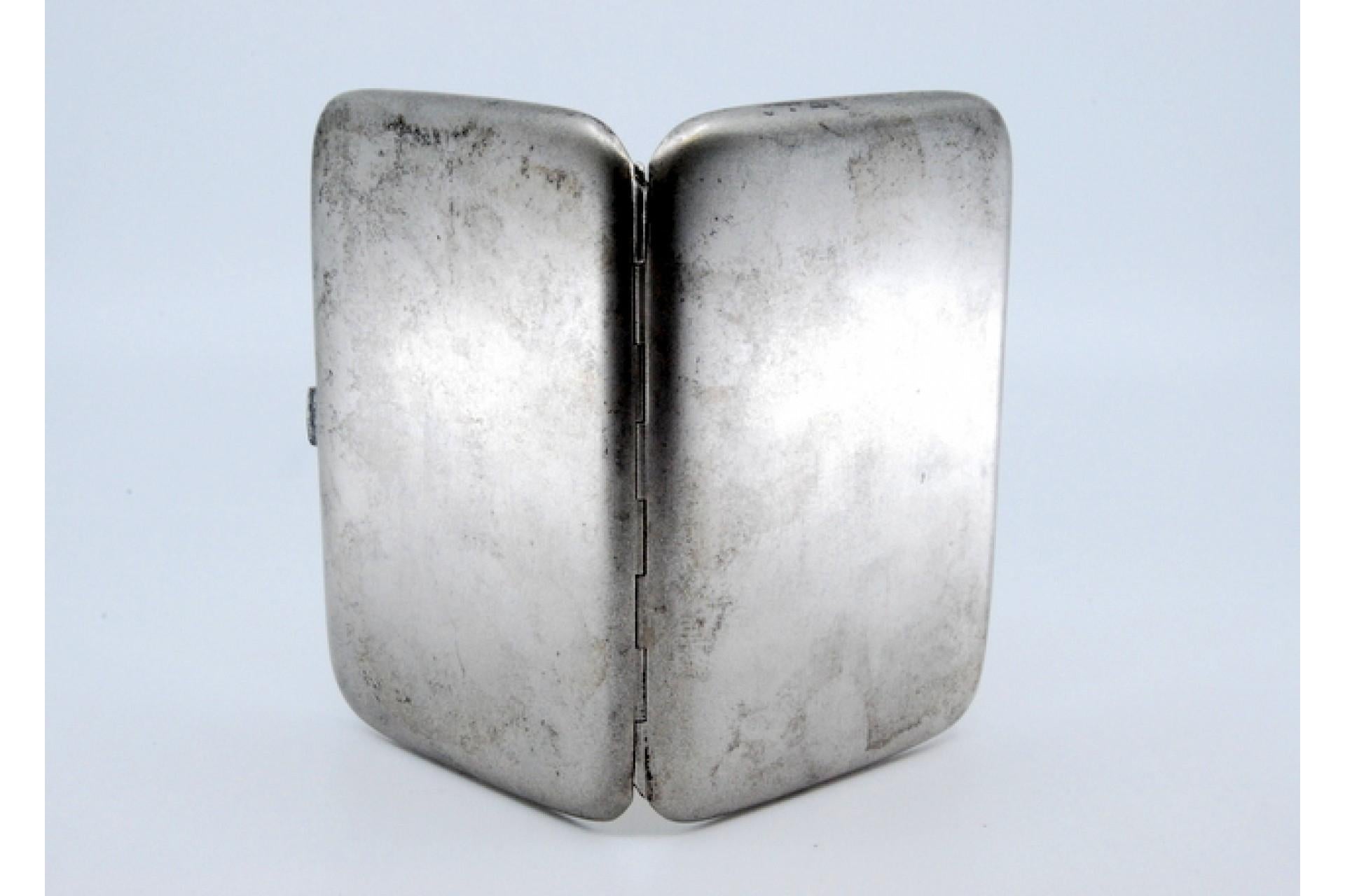 Matte silver cigarette case with gold interior and hinged lid im Angebot 1