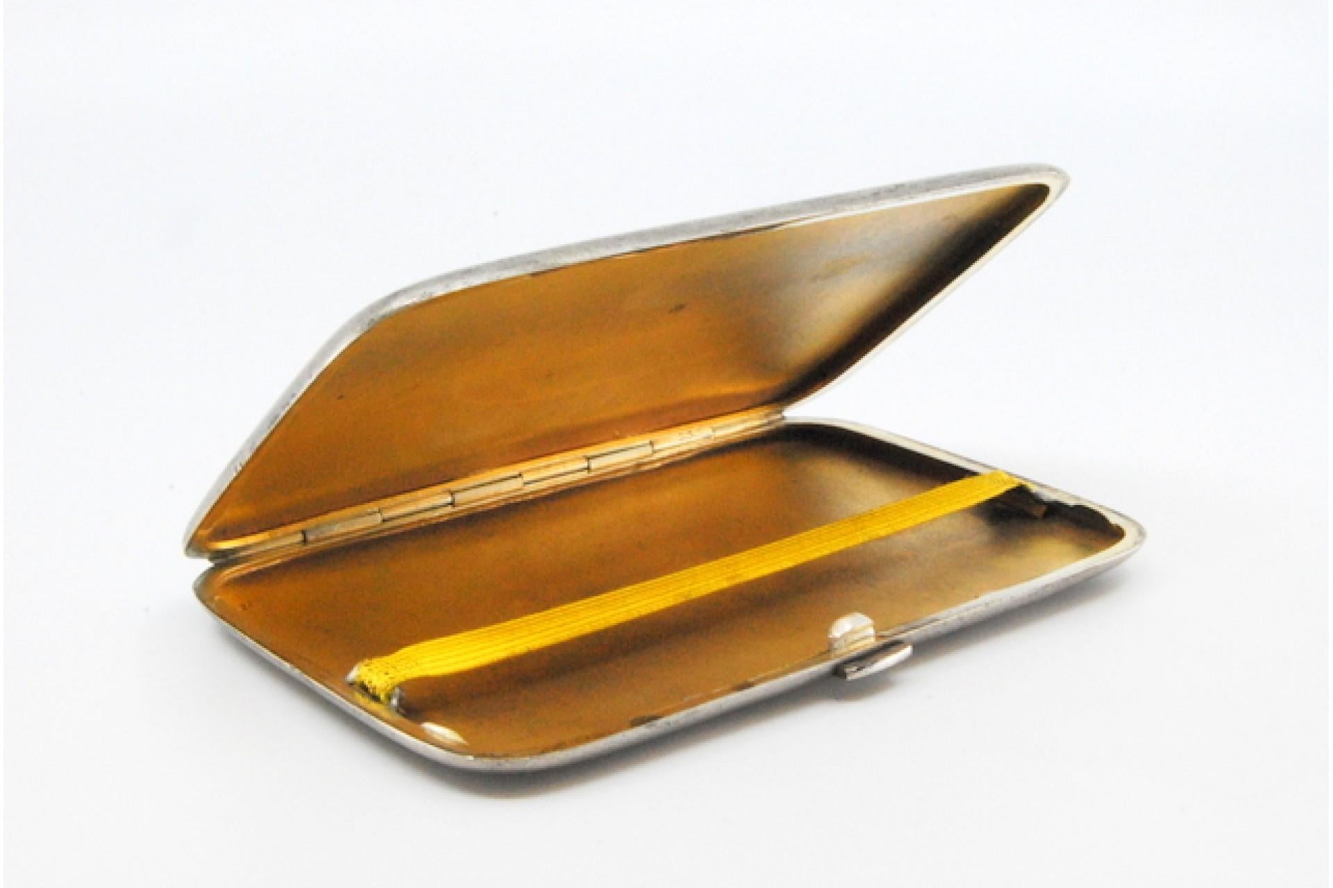 Matte silver cigarette case with gold interior and hinged lid im Angebot 2