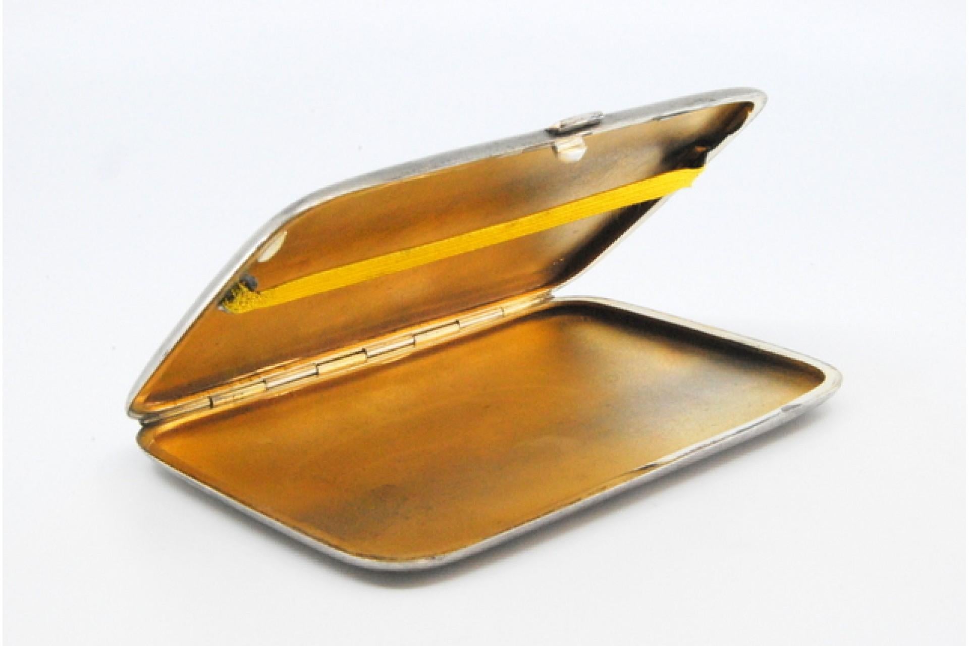 Matte silver cigarette case with gold interior and hinged lid im Angebot 3