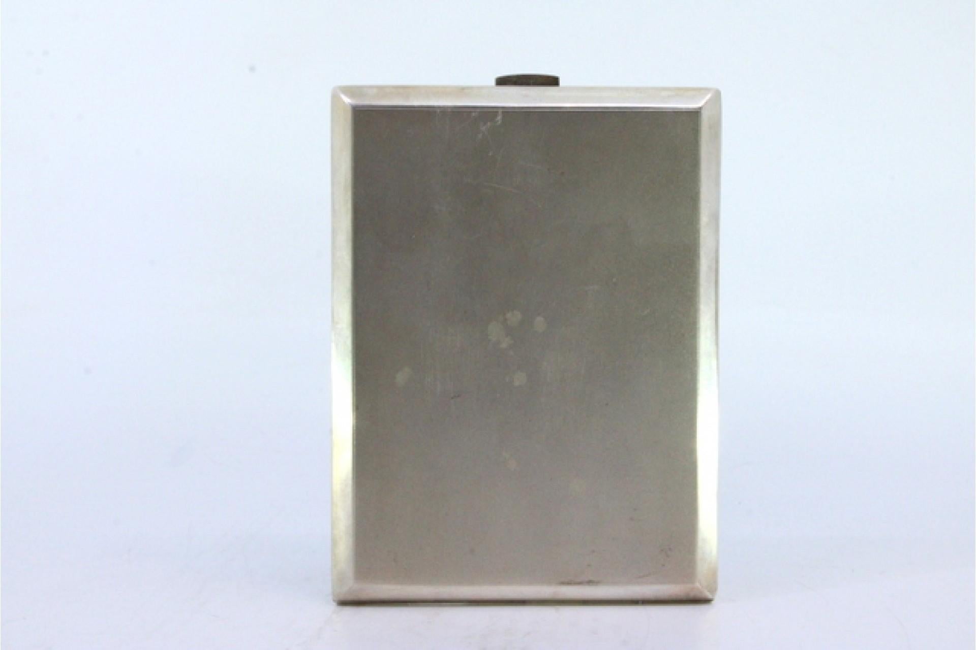Matte silver cigarette case with smooth trim and gold interior In Good Condition For Sale In Porto, PT