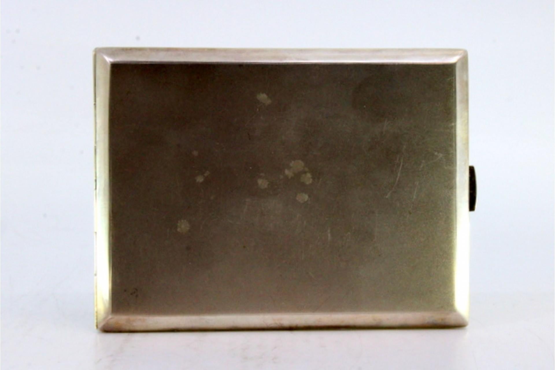 20th Century Matte silver cigarette case with smooth trim and gold interior For Sale