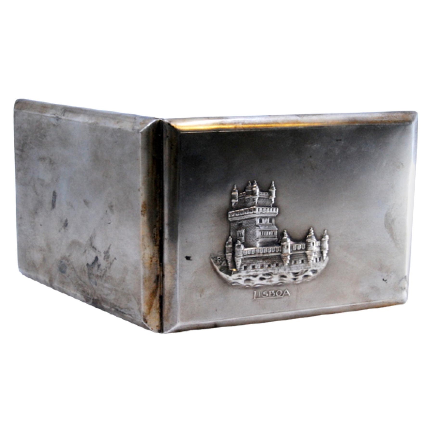 Etui à cigarettes en argent mat avec la Tour de Belém en haut-relief en vente