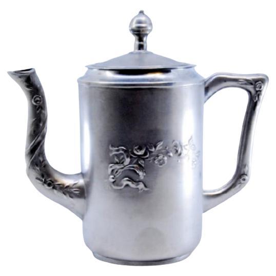 Mattierte silberne Teekanne mit geprägten Blumen im Jugendstil im Angebot