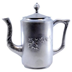 Mattierte silberne Teekanne mit geprägten Blumen im Jugendstil
