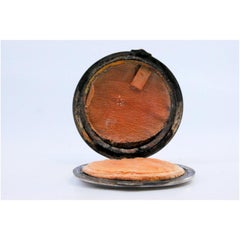 Neceser plateado mate con borde y espejo en el interior