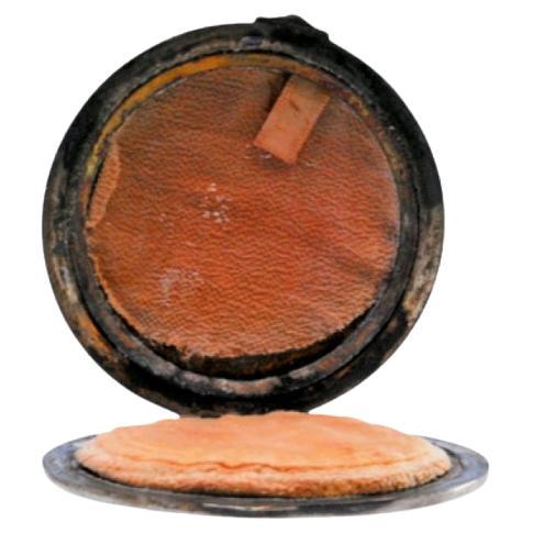 Mattsilberne Toilettenschachtel mit umlaufendem Rand und Spiegel im Inneren im Angebot