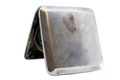 Neceser de plata mate con figuras geométricas grabadas y un espejo en el interior