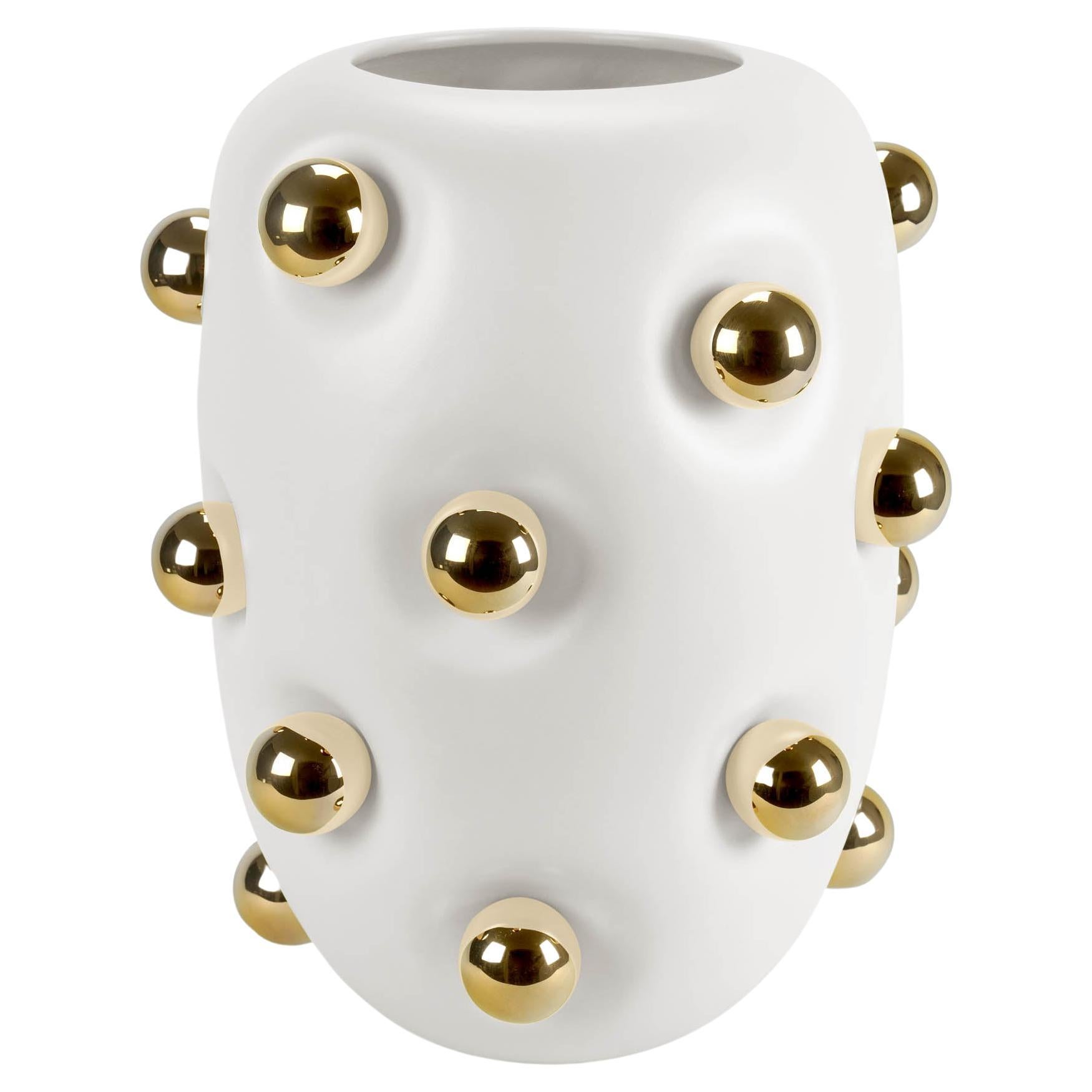 Vaso in ceramica bianca opaca con sfere d'oro, design contemporaneo, Made in Italy
