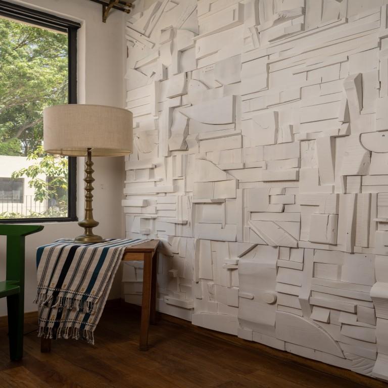 Collage sculptural blanc mat, œuvre d'art murale en bois recyclé en vente 2