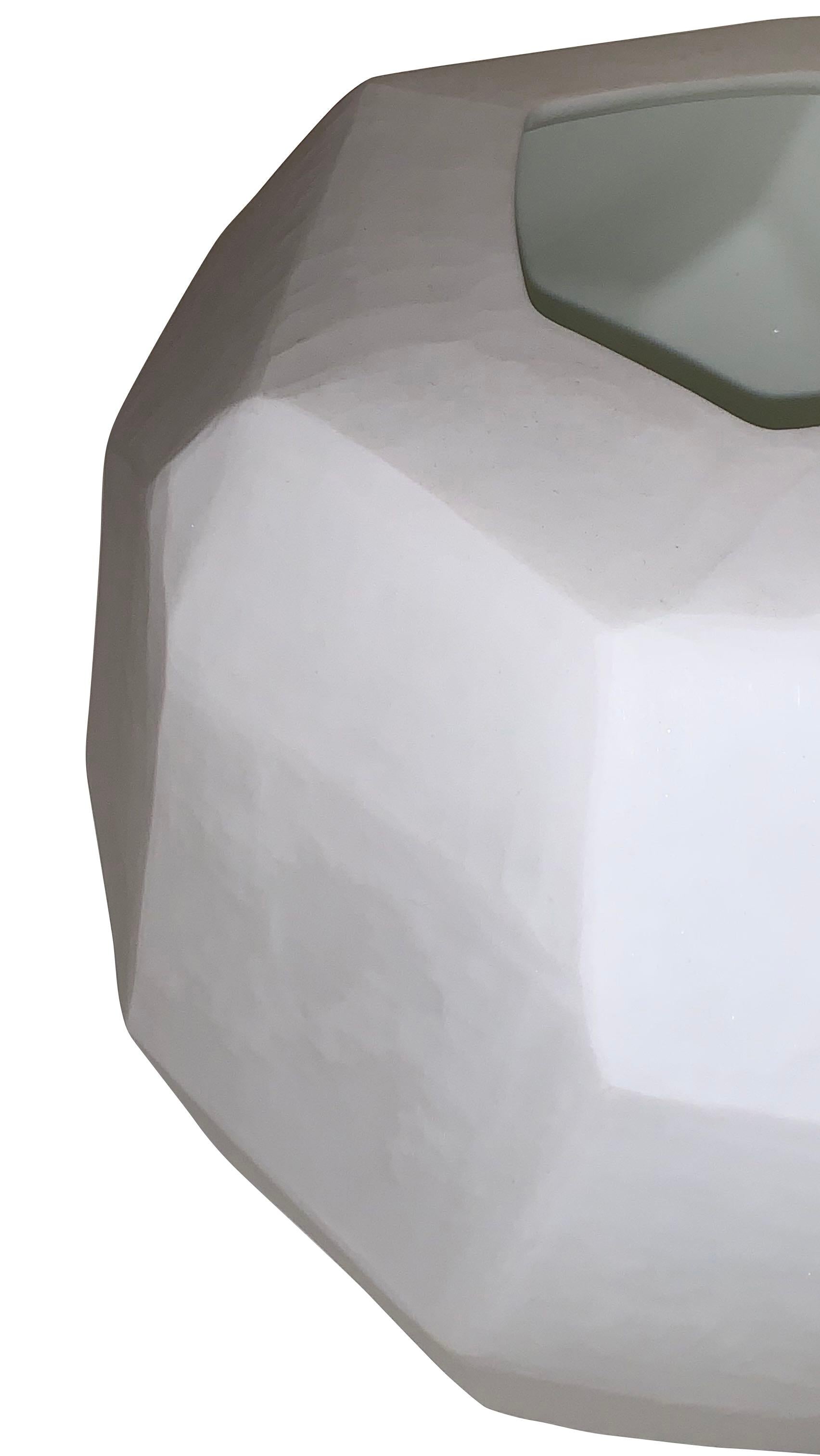 Zeitgenössische rumänische Vase aus weißem, mattem Glas mit kubistischem Design.
Kann Wasser aufnehmen.
   