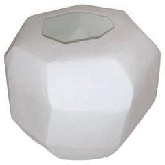 Vase de forme cubiste en verre blanc mat et de forme cubiste, Roumanie, contemporain