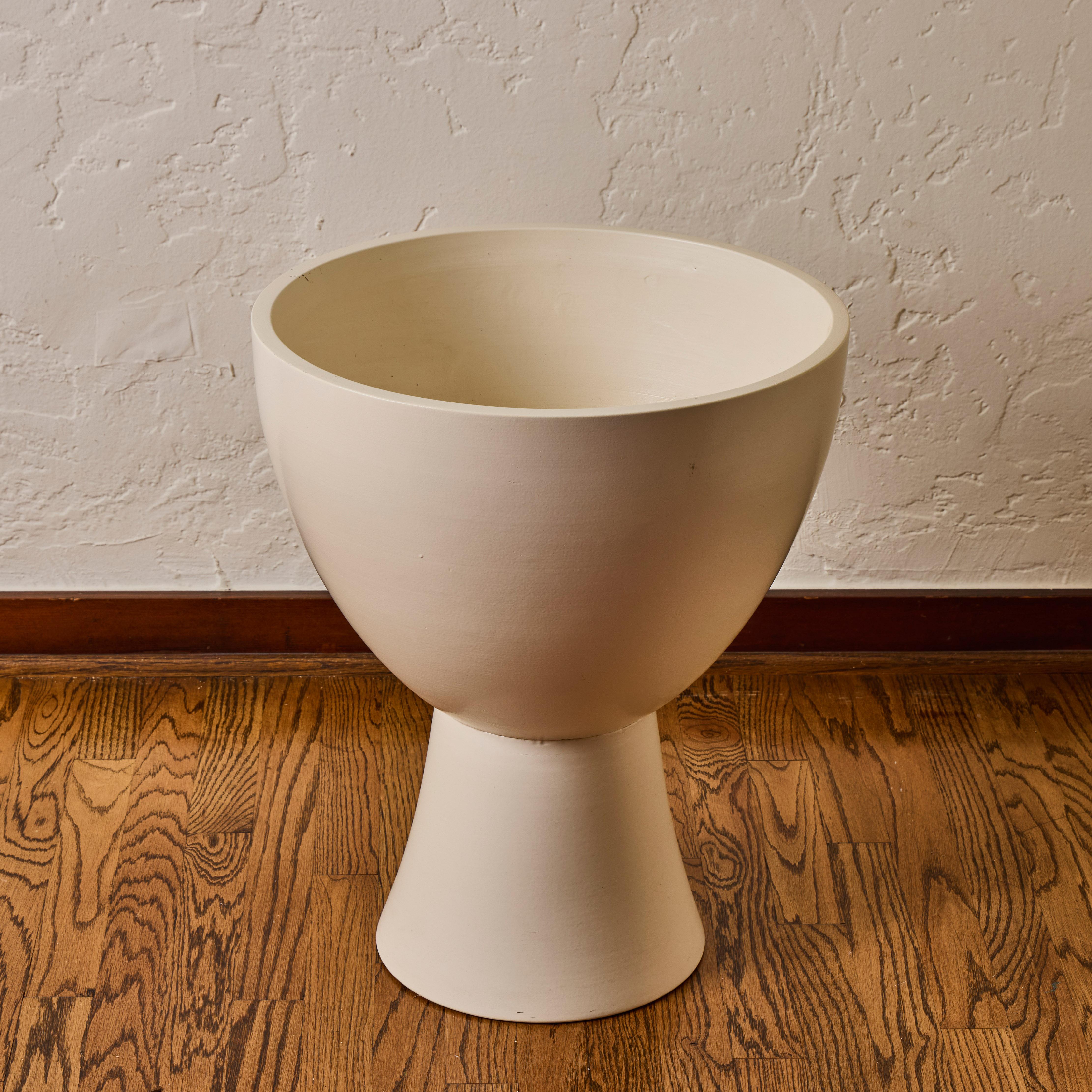 Mattweiß glasierte Keramik Gainey Prototyp Midcentury Chalice Pflanzer (21. Jahrhundert und zeitgenössisch) im Angebot
